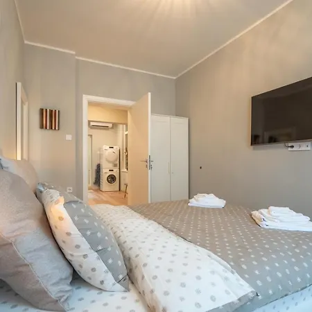 Comfy With Location Sofie